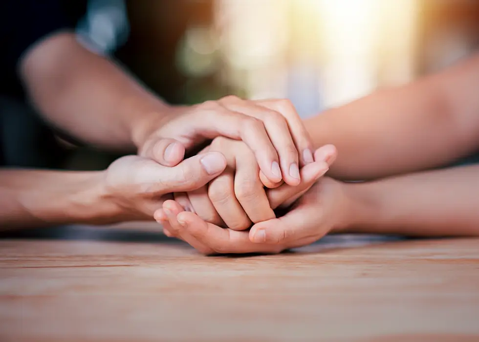 Frauen halten sich tröstend die Hände Frauen halten sich tröstend die Hände